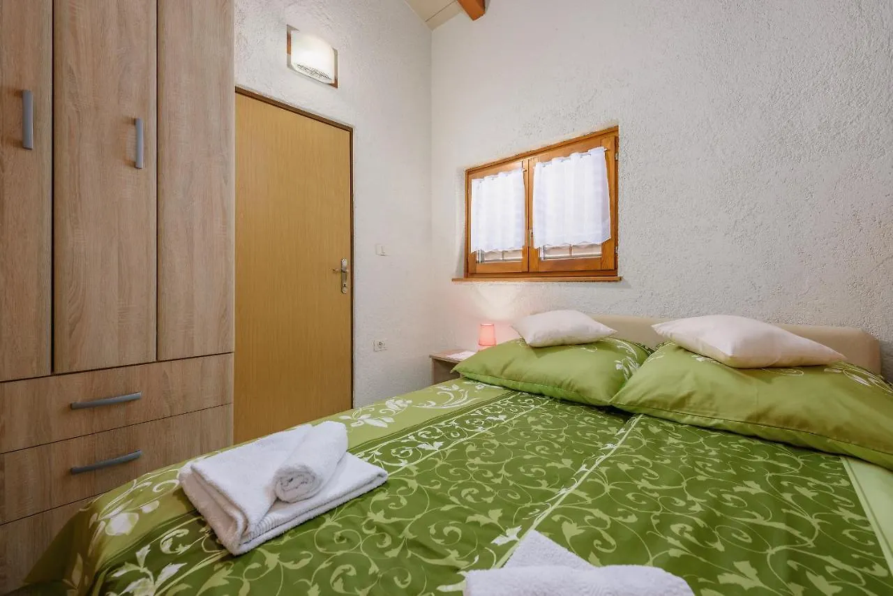 Apartment With Pool Višnjan
