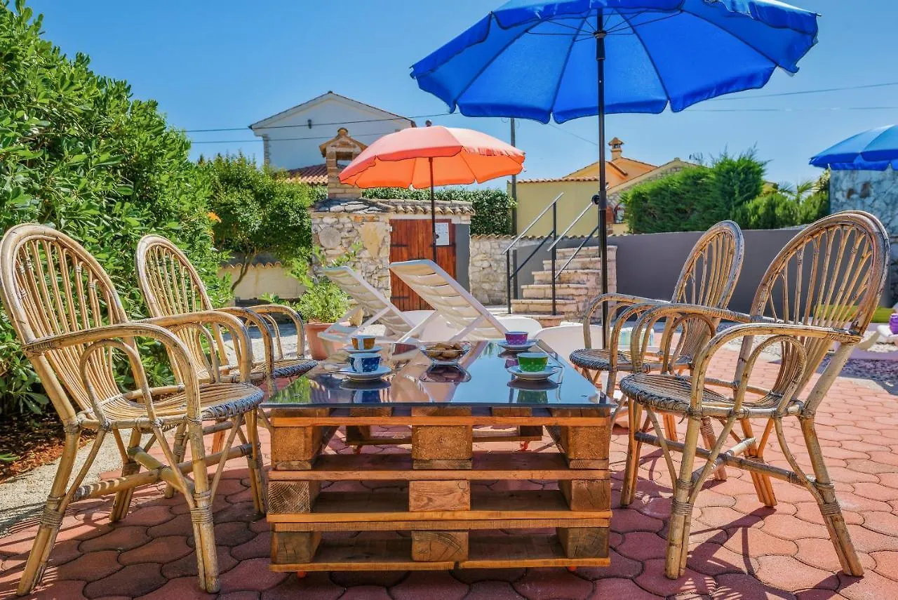 Apartment With Pool Višnjan