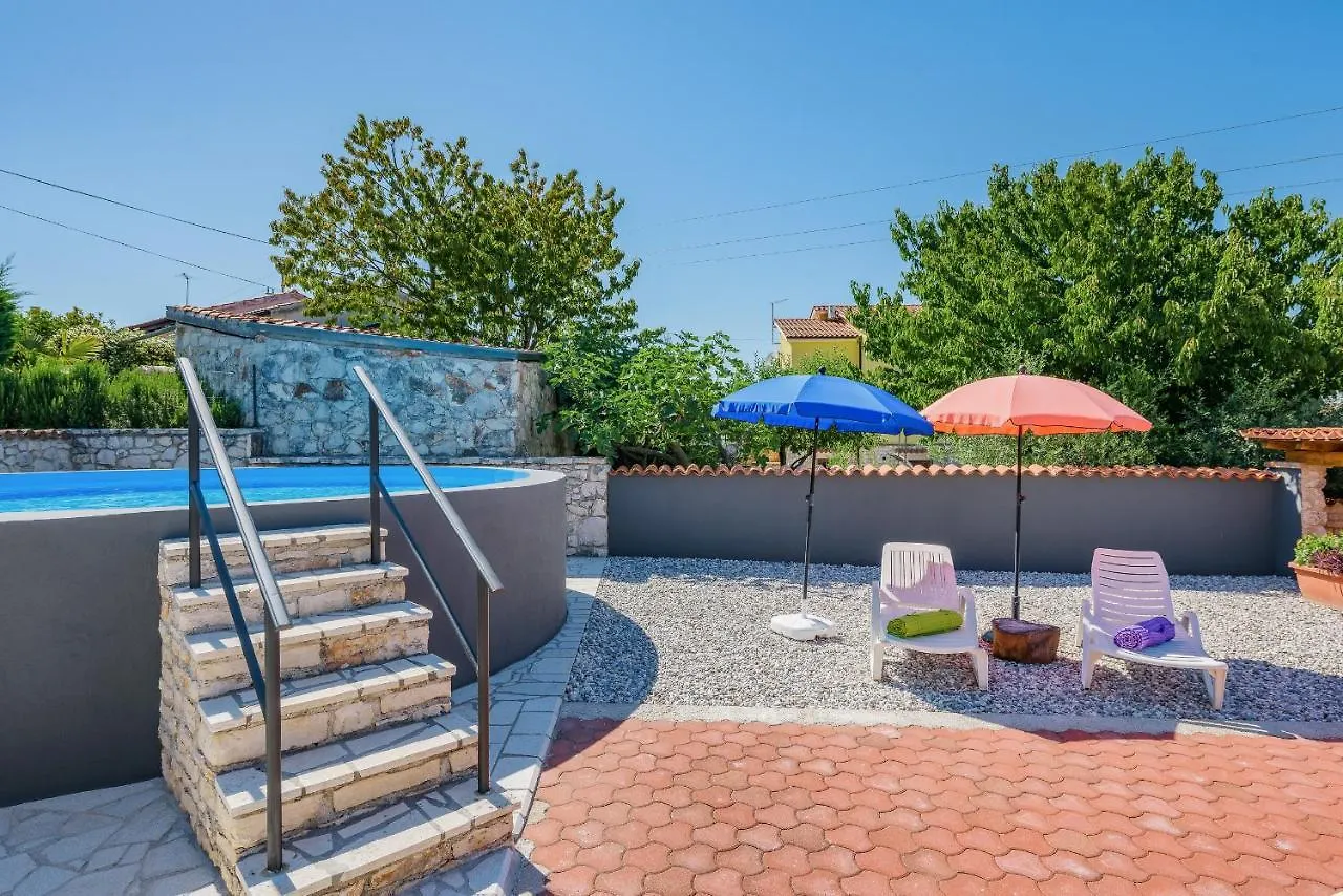 Apartment With Pool Višnjan