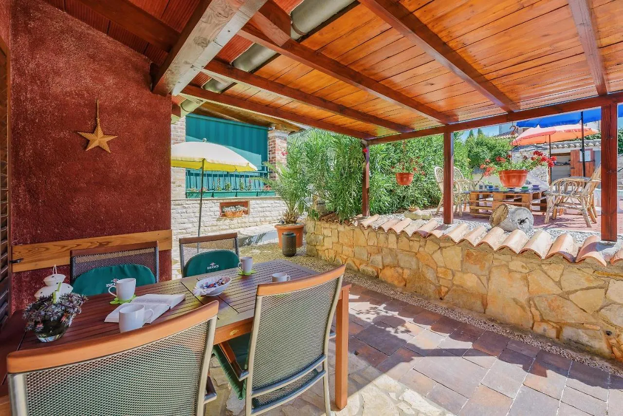 Apartment With Pool Višnjan