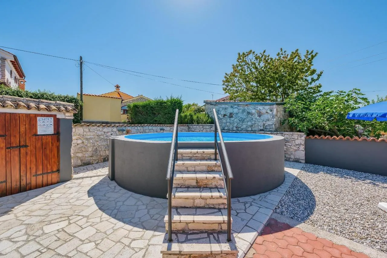 Apartment With Pool Višnjan